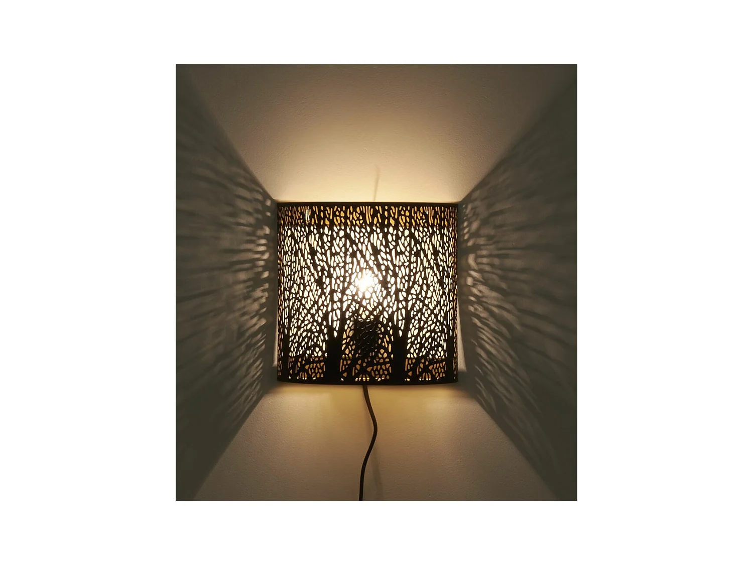 Applique murale en métal ajouré