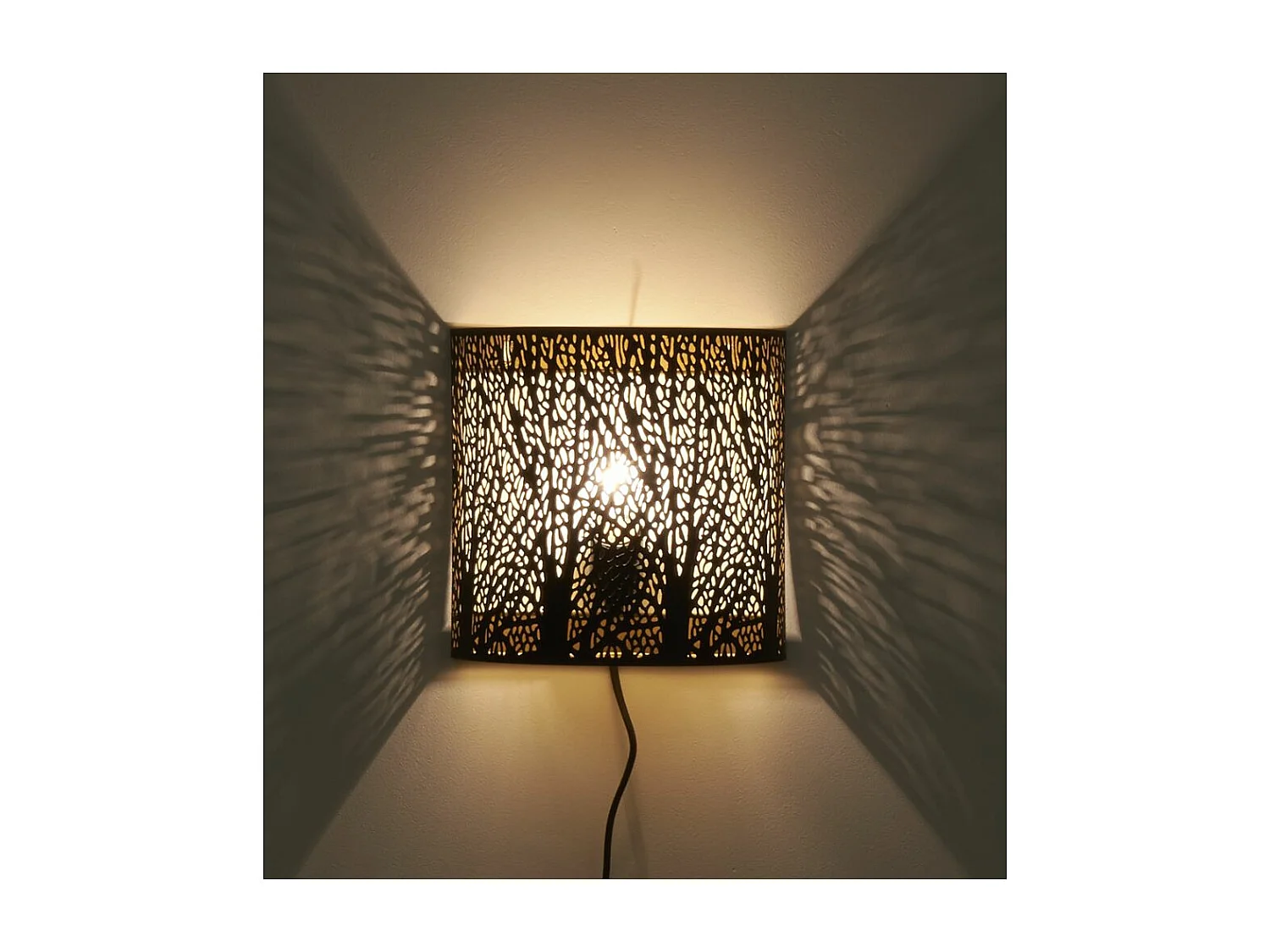 Applique murale en métal ajouré