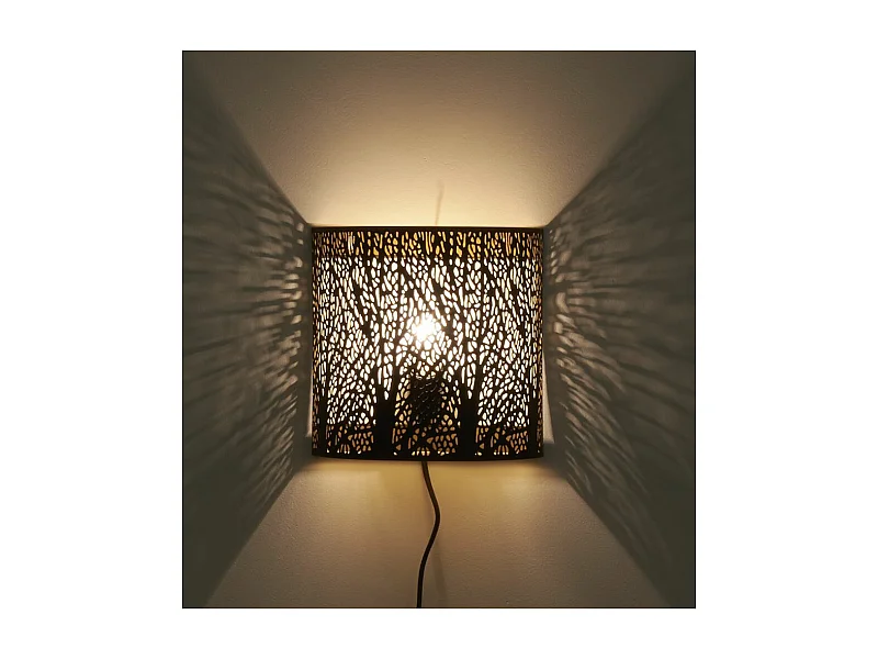 Applique murale en métal ajouré