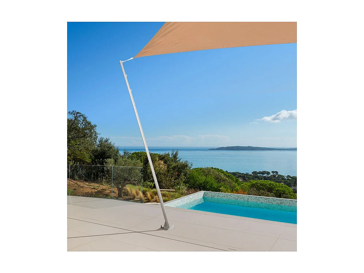 Mat incliné pour voile d'ombrage