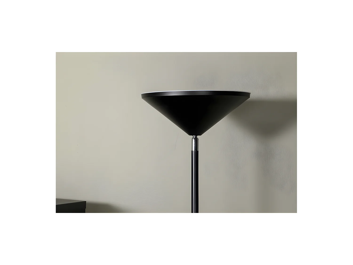 Corong verlichting vloerlamp 28x28x180cm staal zwart.