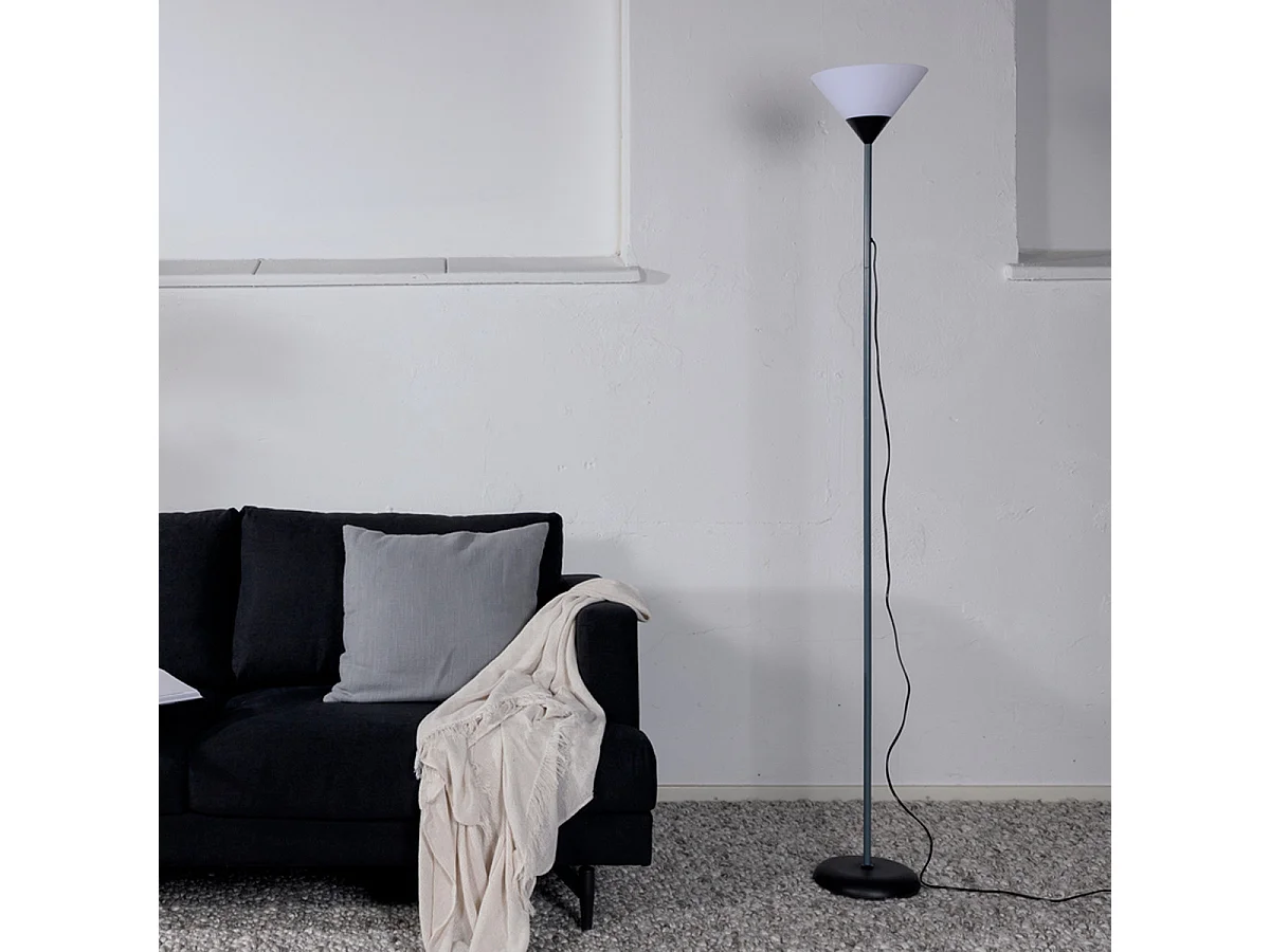 Batang Stehleuchte aus Stahl