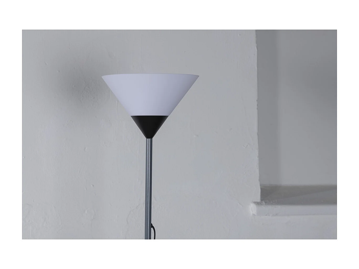 Batang Stehleuchte aus Stahl