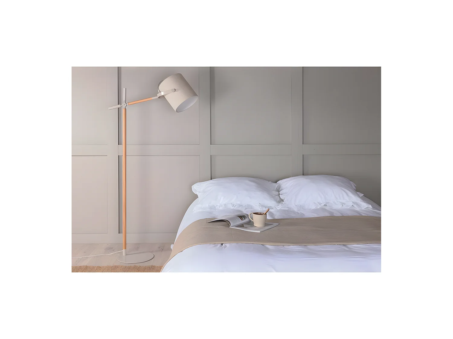 Lámpara de pie en acero y lino beige Dennis