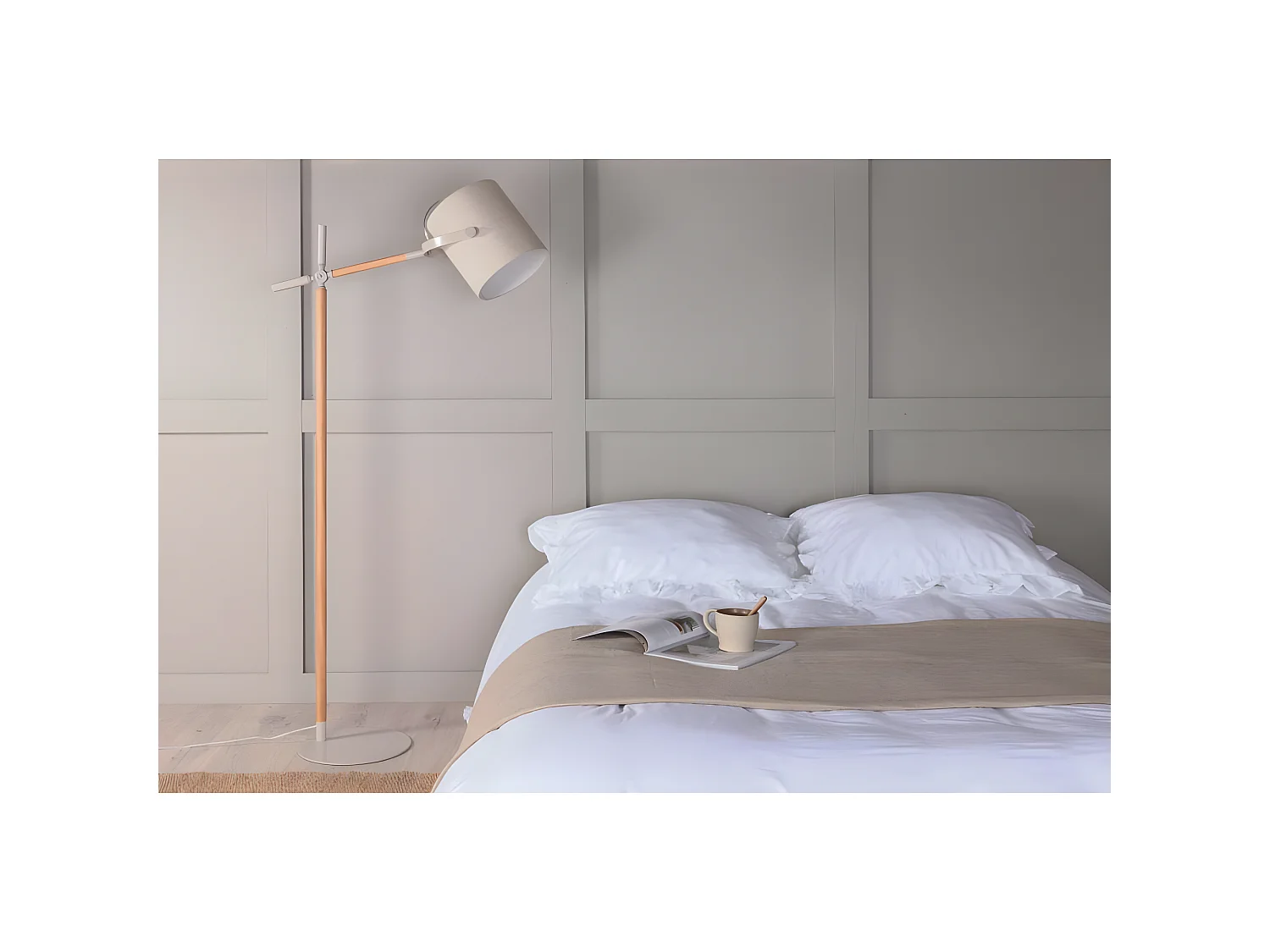 Lampadaire en acier et lin beige Dennis