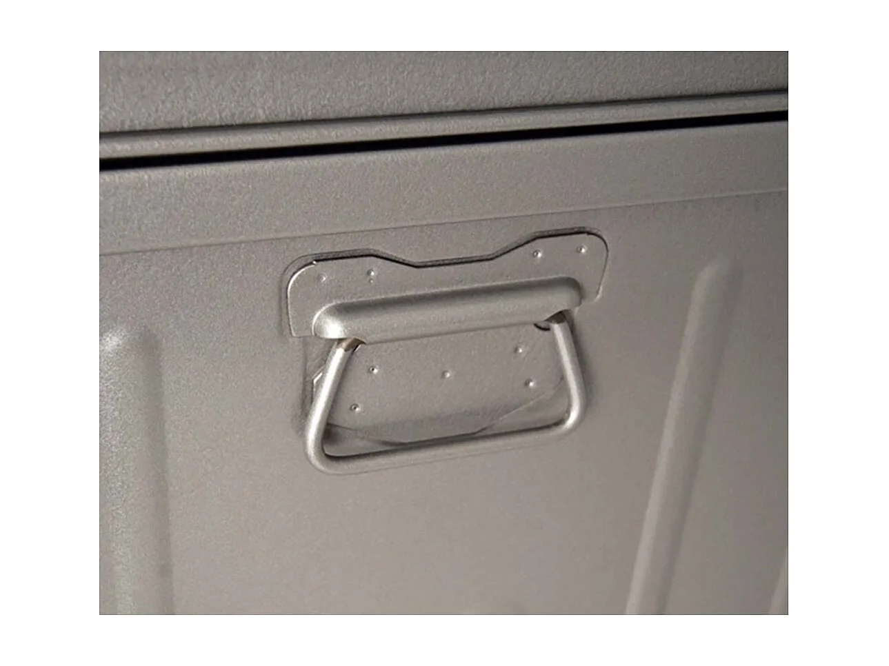 Table basse en acier sur roulettes Habitat 90 cm Rouge