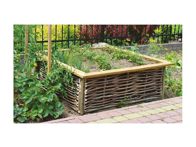 Potager carré en noisetier et pin