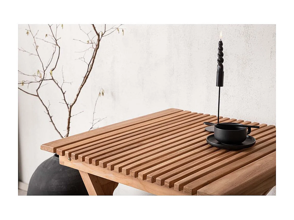 Ghana eettafel tuin goudkleurig.