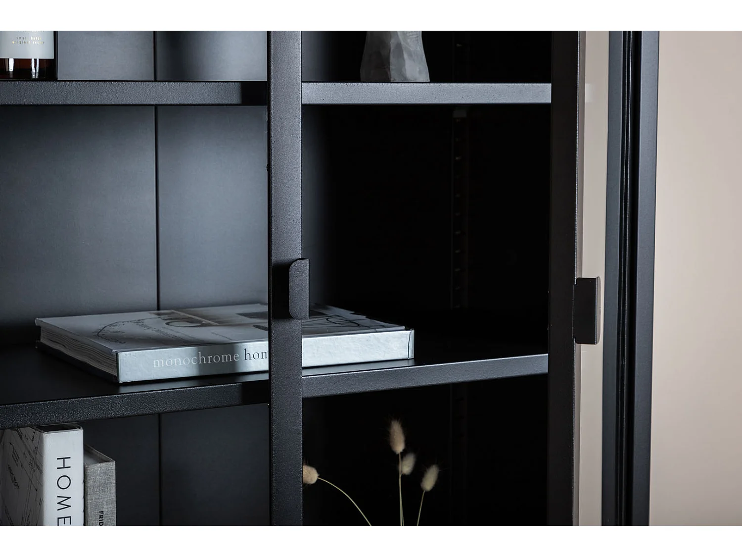 Misha Armoire vitrine 2 portes, 4 tablettes de rangement, noir.