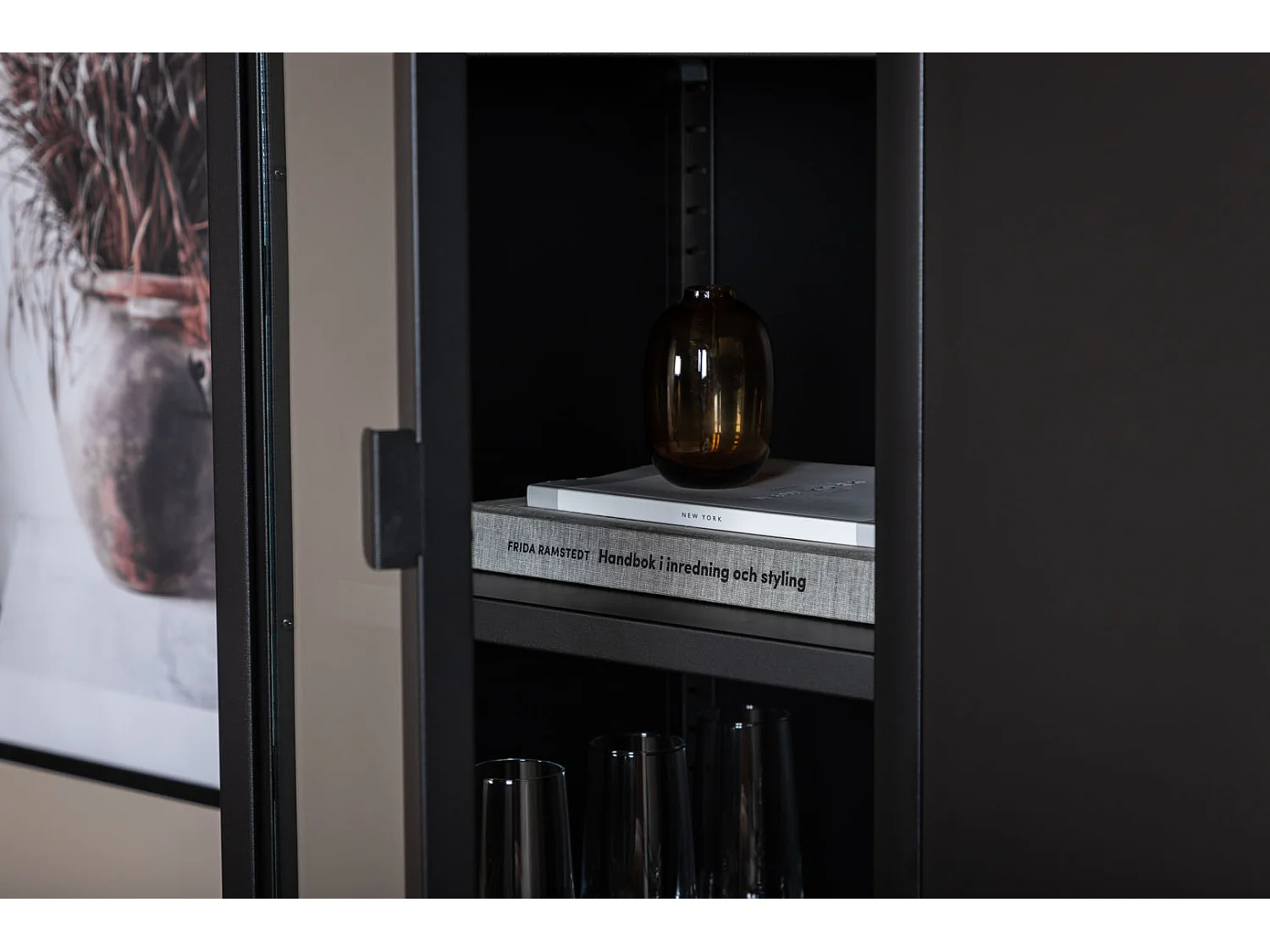 Misha Armoire vitrine 1 porte, 4 tablettes de rangement, noir.