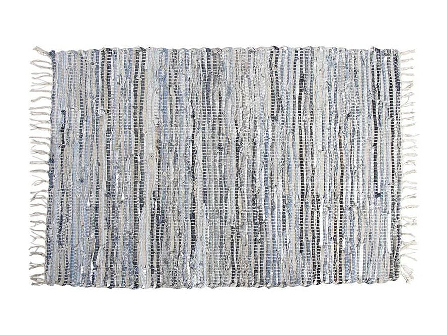 Alfombra de cuero plateado y jeans