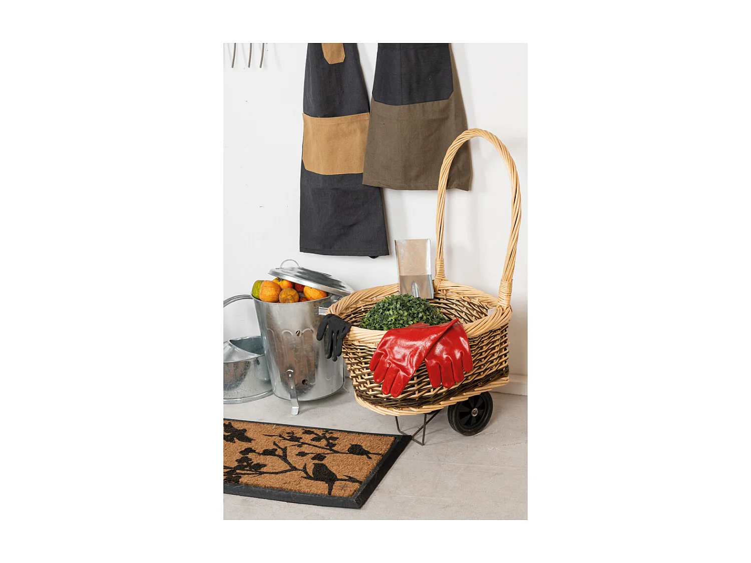 Chariot en osier brut et blanc sur roulettes