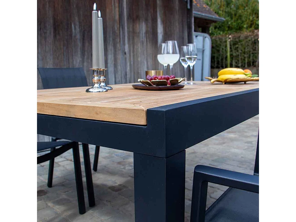 Ensemble BALITECK 6/10p en aluminium noir et plateau en Teck avec 6 fauteuils et 4 chaises pliantes en aluminium et textilène