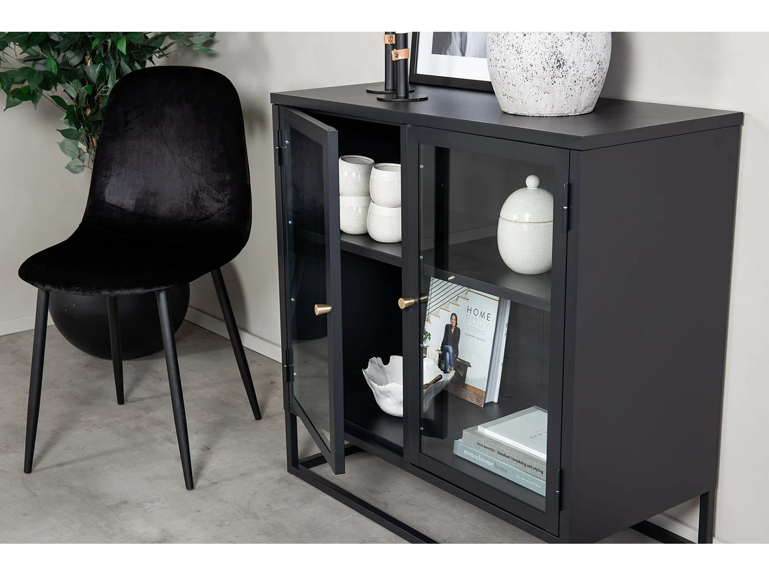 Bakal dressoir 2 glasdeuren, 2 planken, zwart.