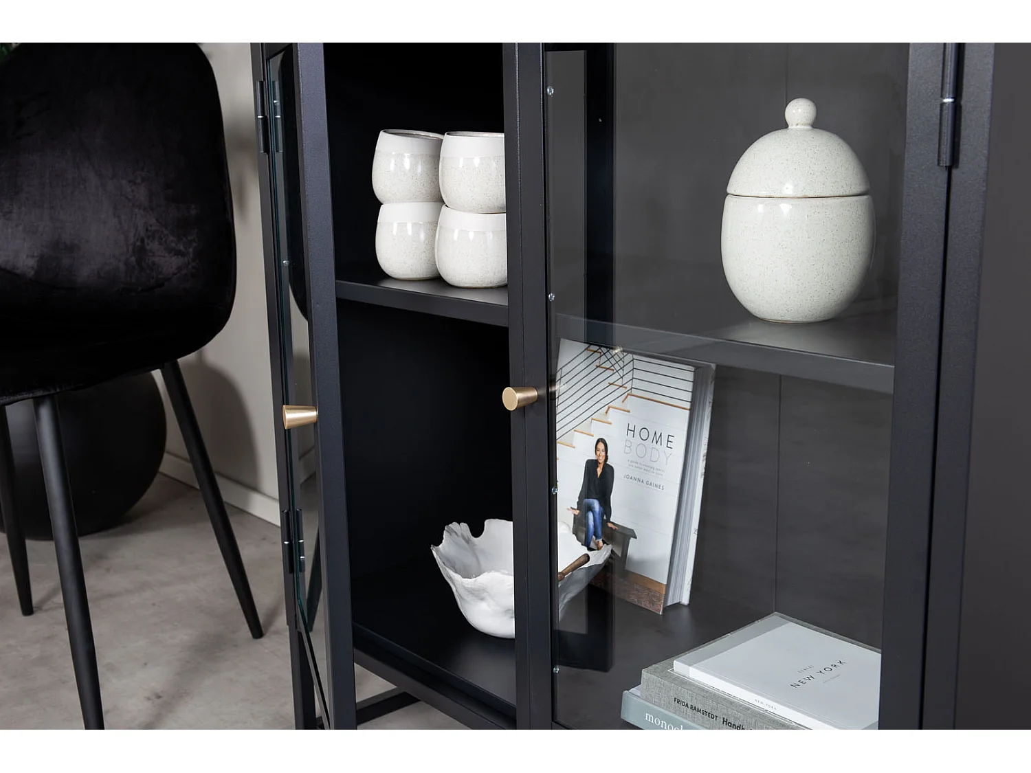 Bakal dressoir 2 glasdeuren, 2 planken, zwart.