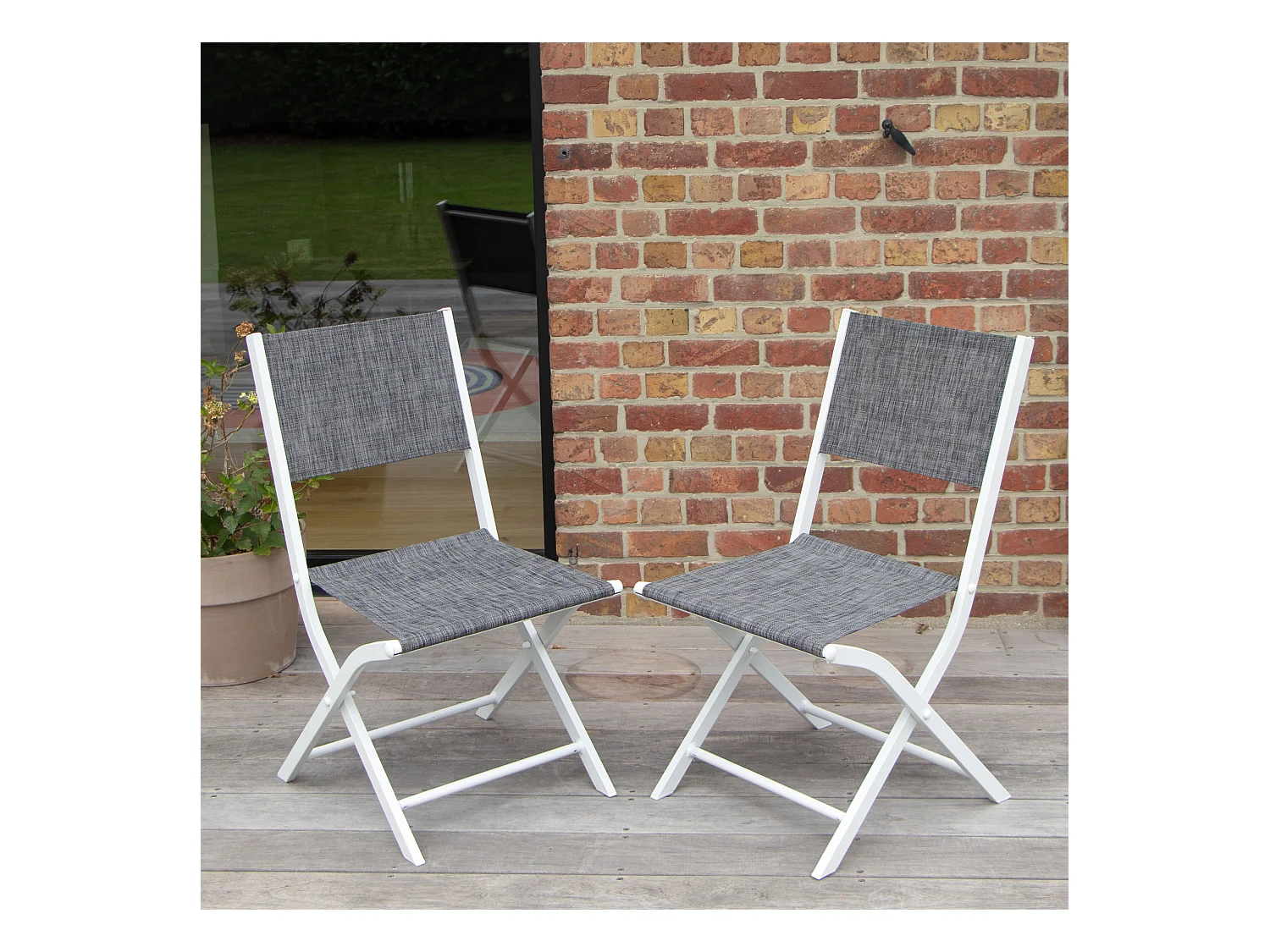 Chaises pliantes Modulo aluminium blanche, assise en textilène gris chiné