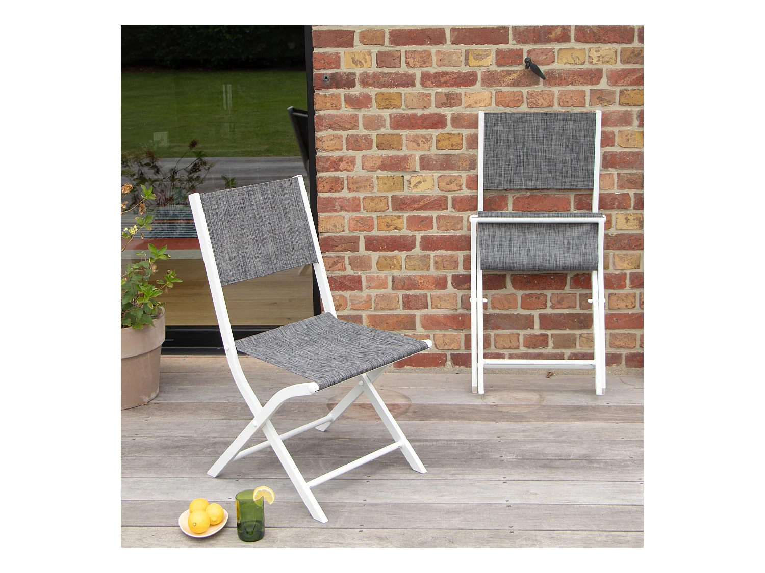 Chaises pliantes Modulo aluminium blanche, assise en textilène gris chiné