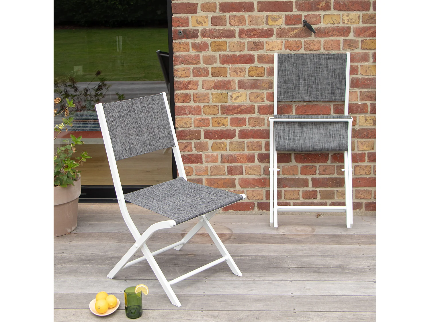 Lot de 2 chaises pliantes Modulo aluminium blanche, assise en textilène gris chiné
