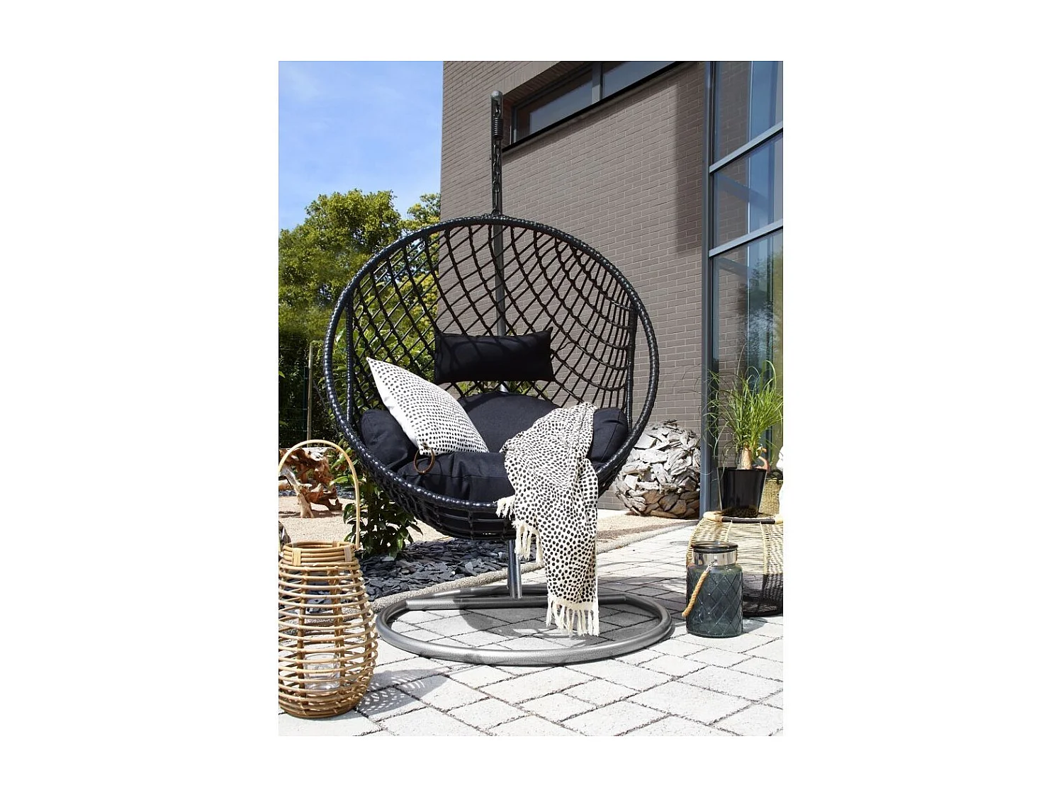 Fauteuil oeuf suspendu en polyrésine et acier