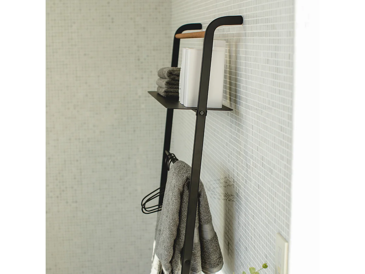 Toallero con estante en forma de torre