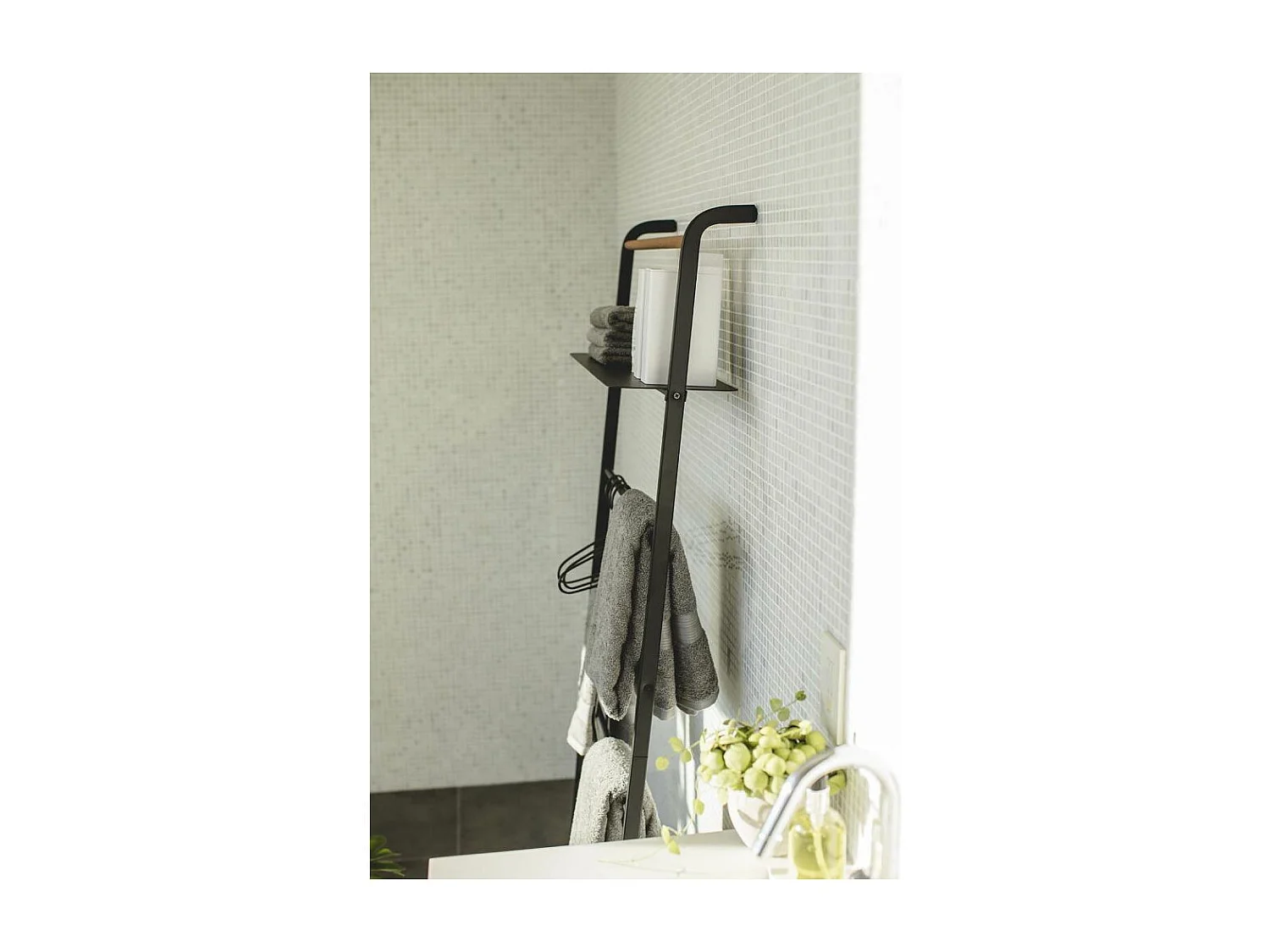 Toallero con estante en forma de torre