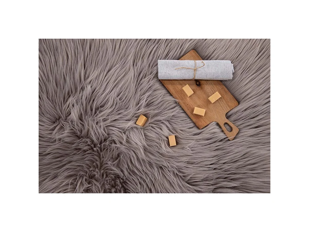 Katy lamsvel geïmiteerd 90x60cm grijs.