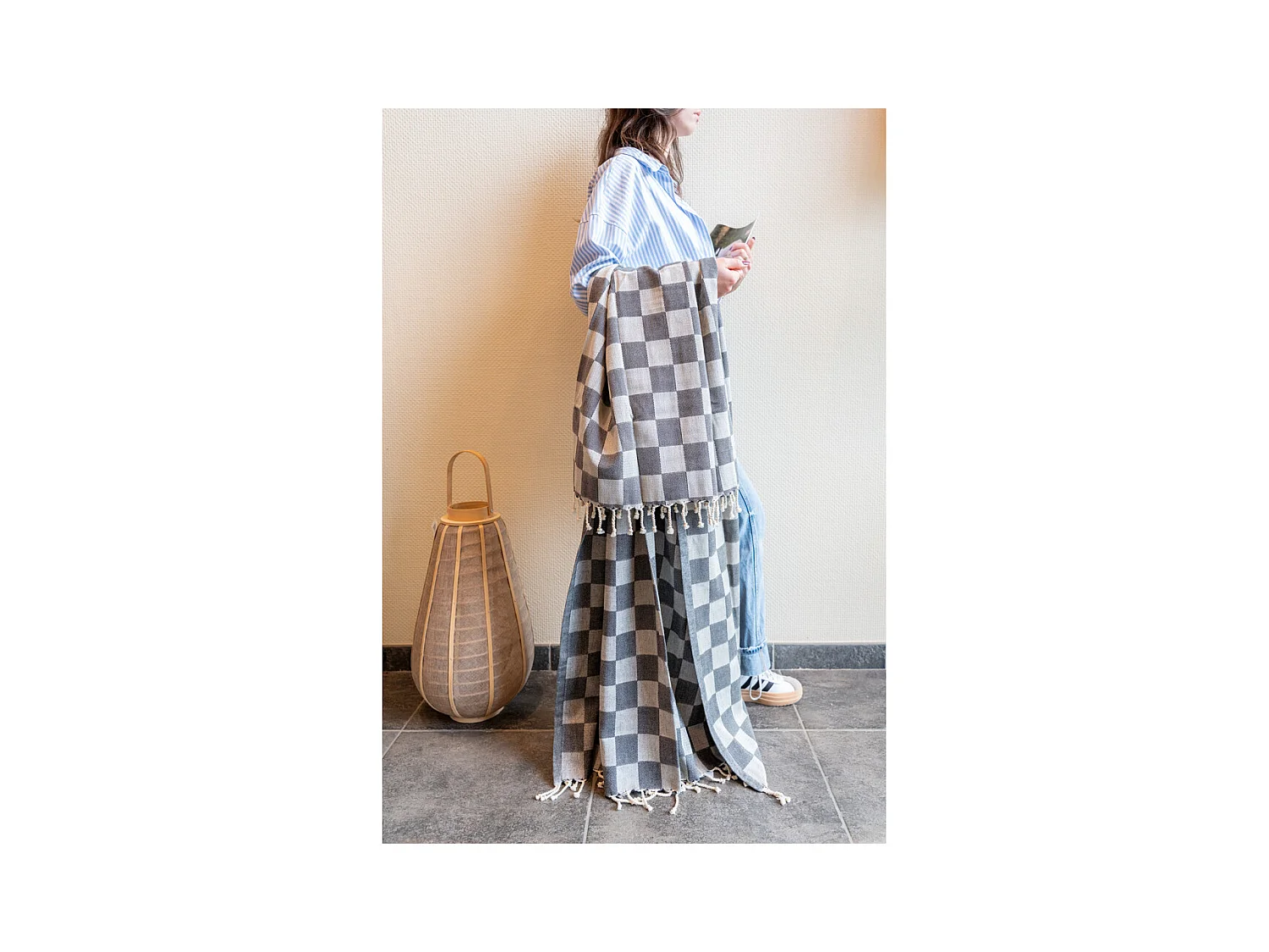 Plaid en coton damier gris avec franges