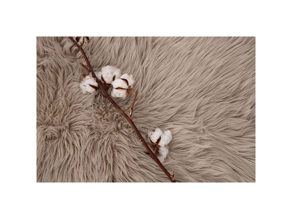 Katy lamsvel geïmiteerd 90x60cm beige.