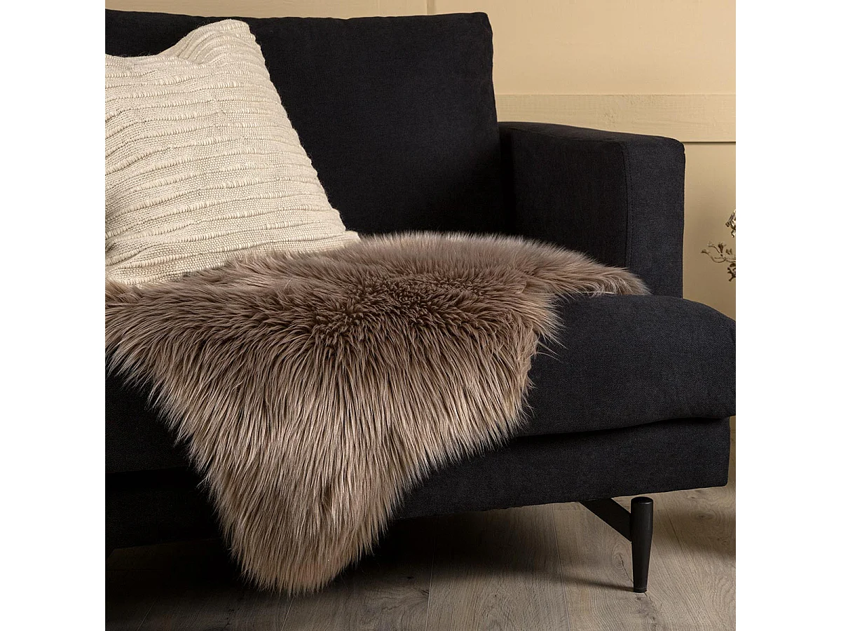 Katy lamsvel geïmiteerd 90x60cm bruin.