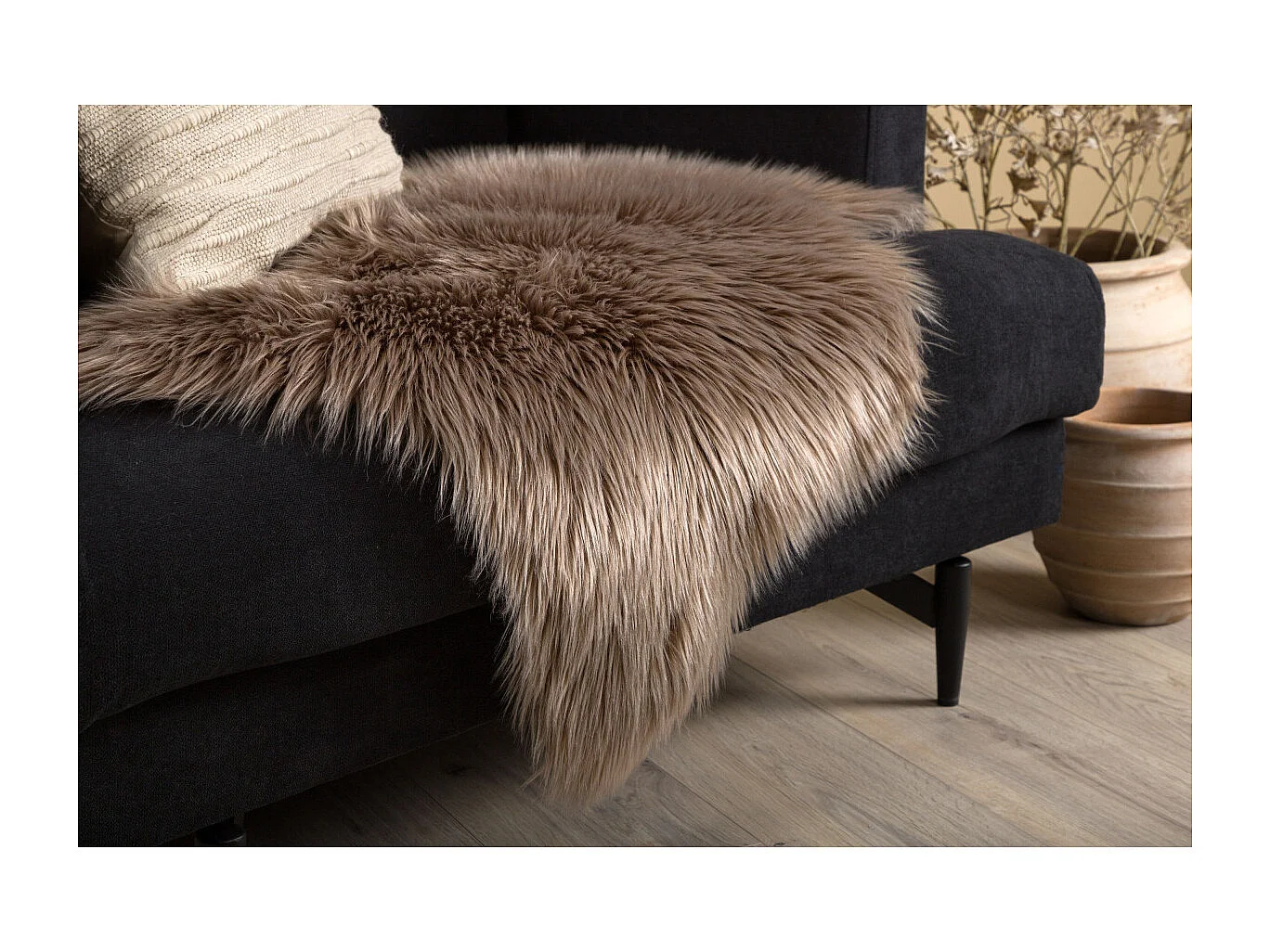 Katy lamsvel geïmiteerd 90x60cm bruin.