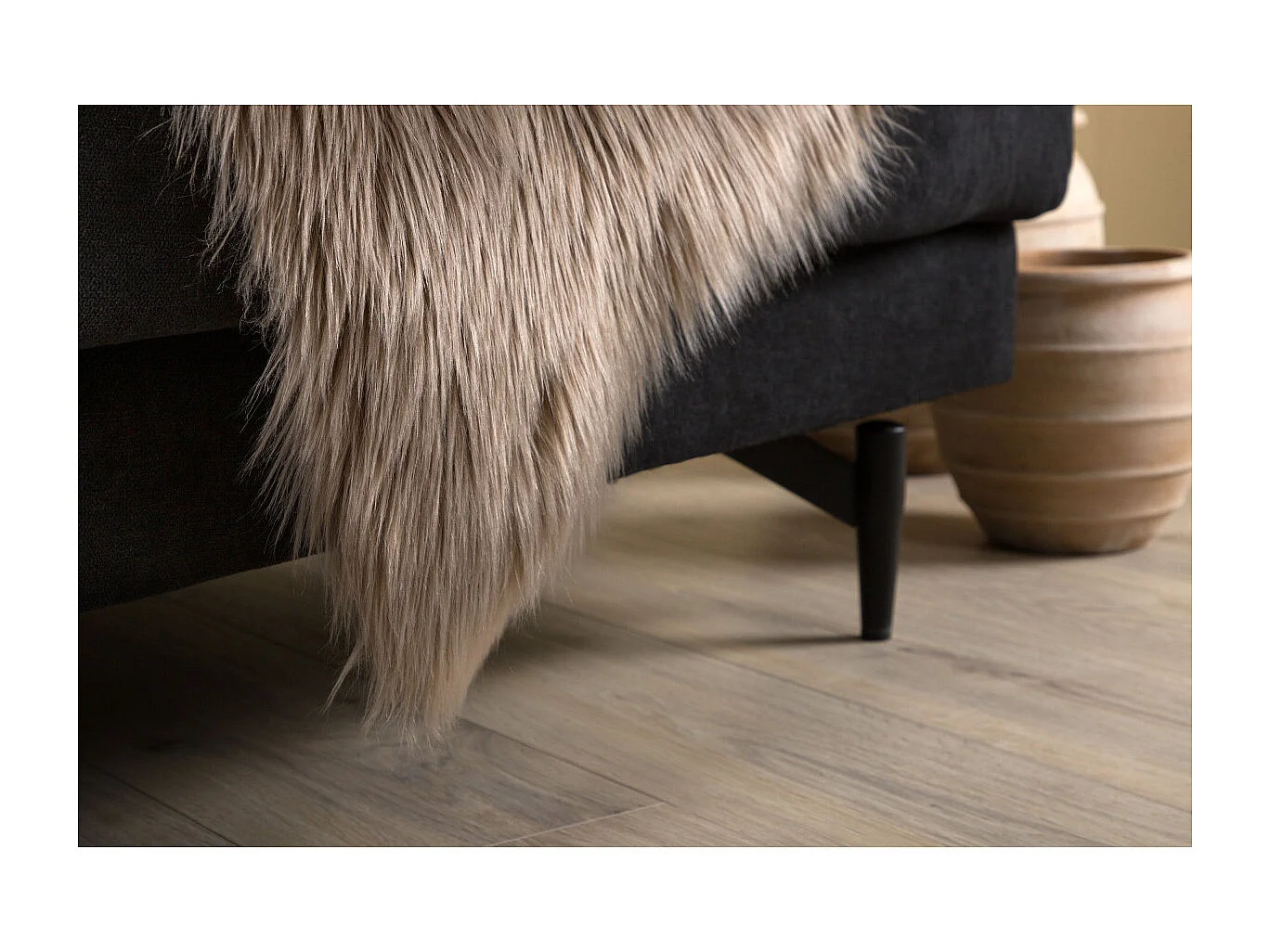 Katy lamsvel geïmiteerd 90x60cm bruin.