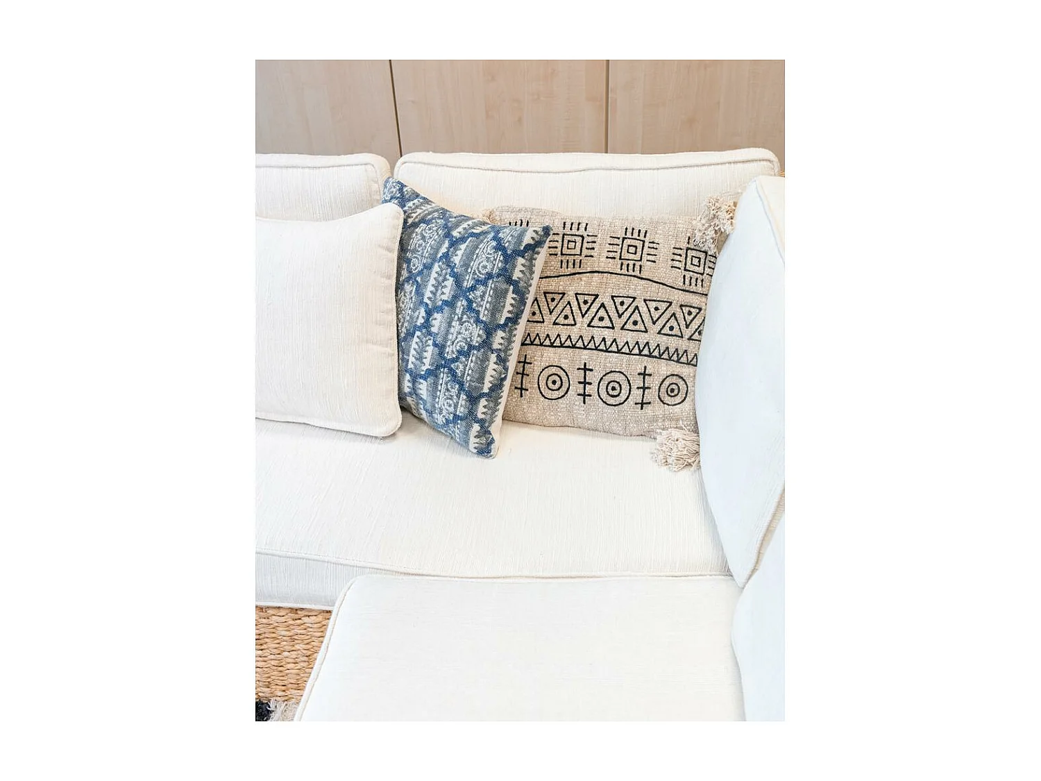 Coussin en jute et coton brodé