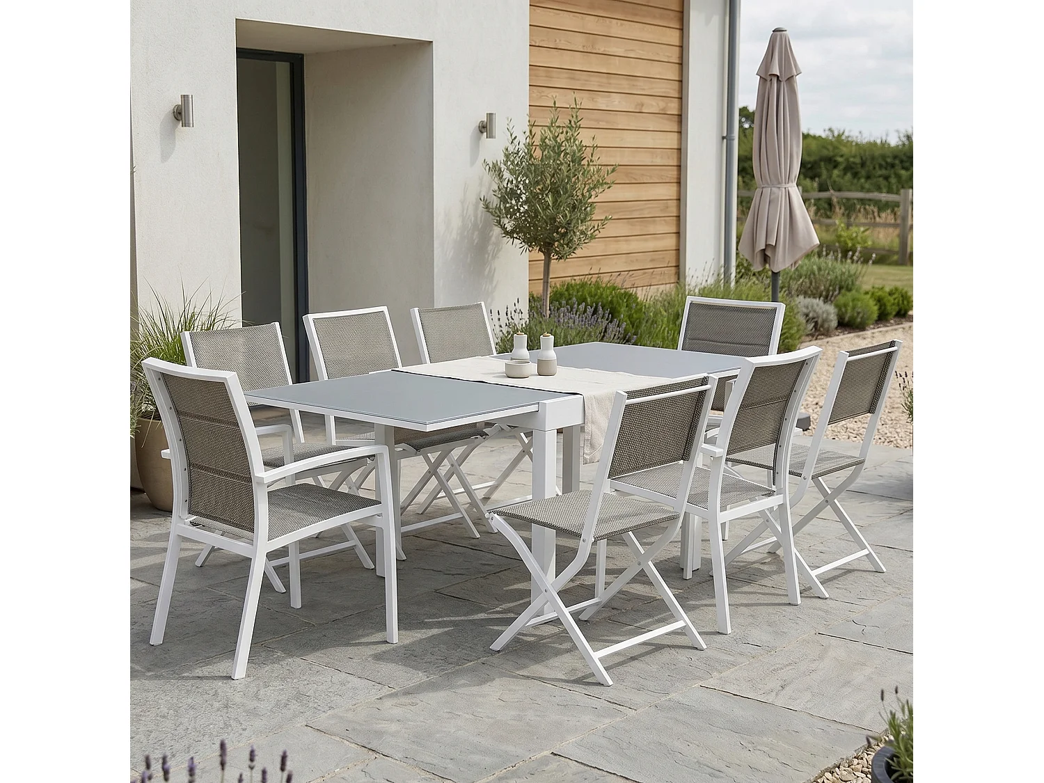 Ensemble MODULO 4/8p en aluminium blanc et verre trempé gris perle avec 4 fauteuils et 4 chaises pliantes