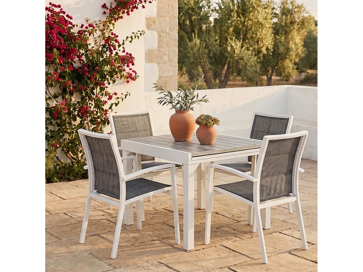 Ensemble MODULO 4/8p en aluminium blanc et verre décors bois avec 4 fauteuils en textilène