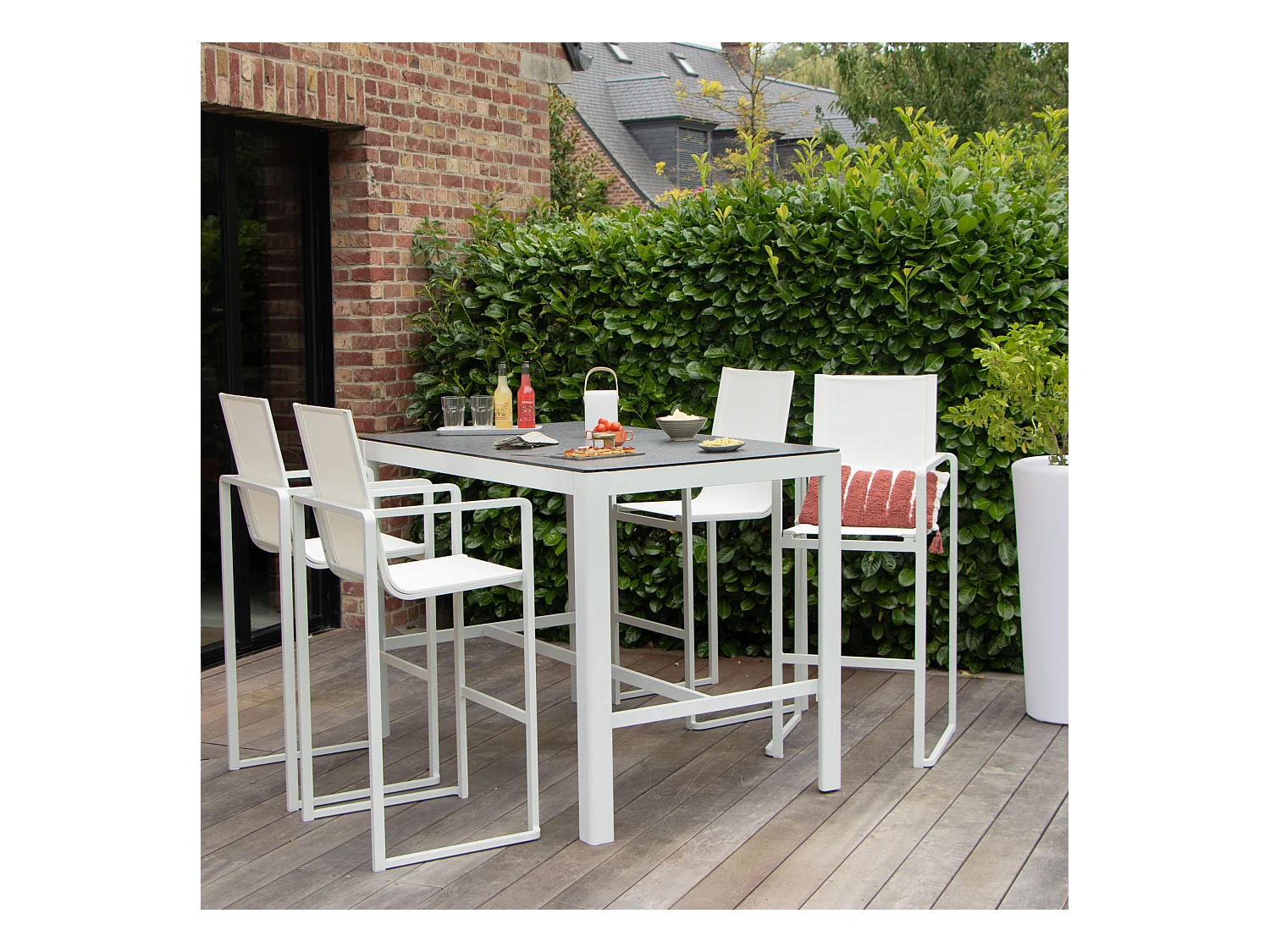 Ensemble BARSET en aluminium blanc avec plateau réversible coté pierre et coté verre et 4 chaises hautes en textilène