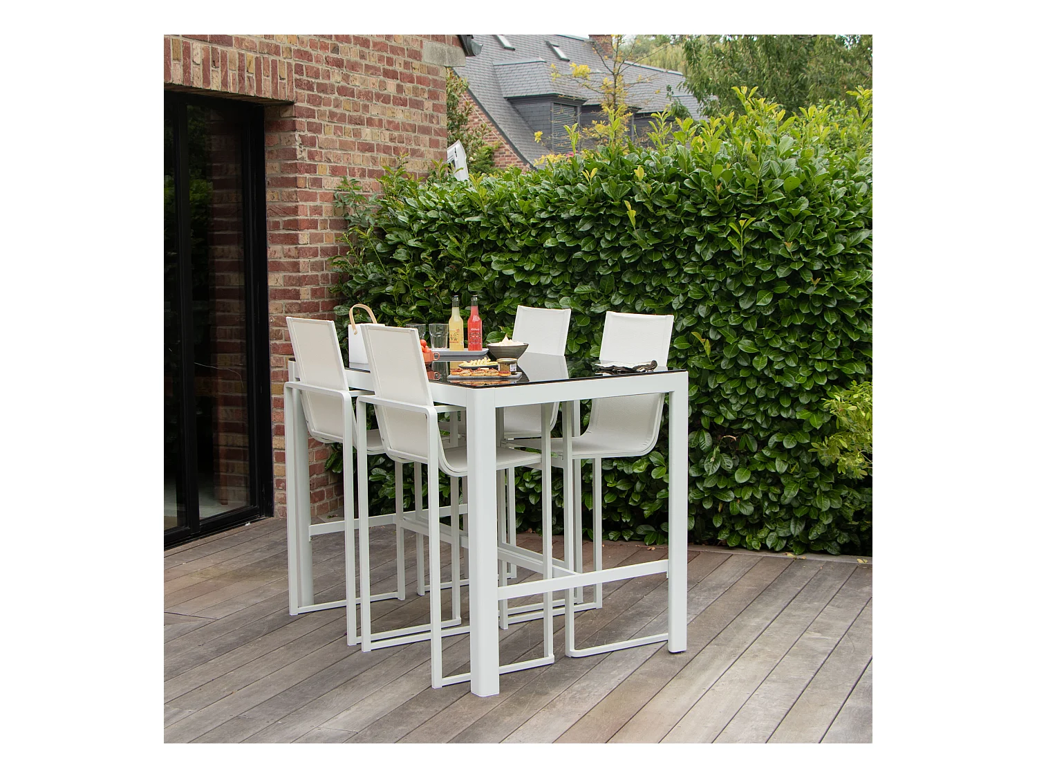 Ensemble BARSET en aluminium blanc avec plateau réversible coté pierre et coté verre et 4 chaises hautes en textilène
