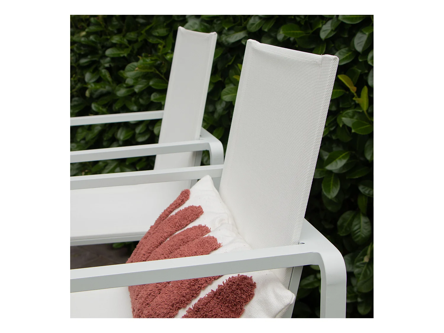 Ensemble BARSET en aluminium blanc avec plateau réversible coté pierre et coté verre et 4 chaises hautes en textilène