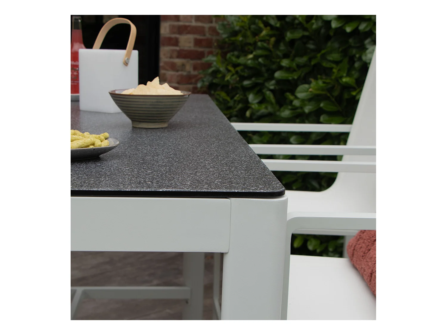 Ensemble BARSET en aluminium blanc avec plateau réversible coté pierre et coté verre et 4 chaises hautes en textilène