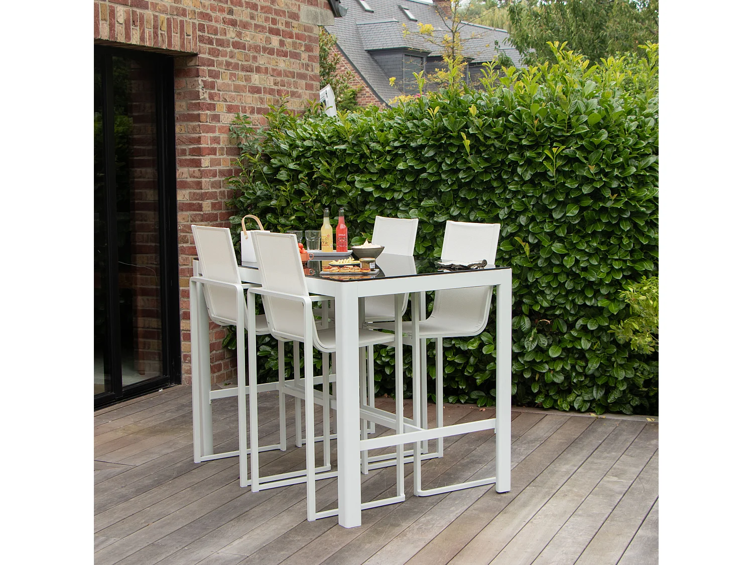 Ensemble BARSET en aluminium blanc avec plateau réversible coté pierre et coté verre et 4 chaises hautes en textilène