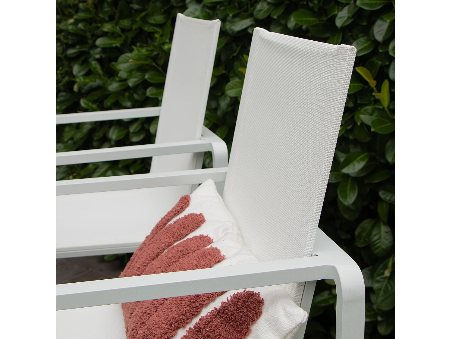 Ensemble BARSET en aluminium blanc avec plateau réversible coté pierre et coté verre et 4 chaises hautes en textilène