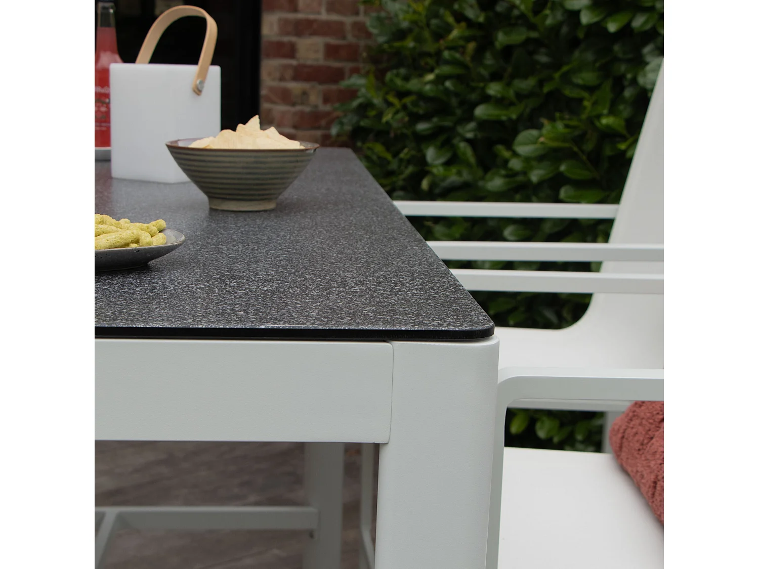 Ensemble BARSET en aluminium blanc avec plateau réversible coté pierre et coté verre et 4 chaises hautes en textilène