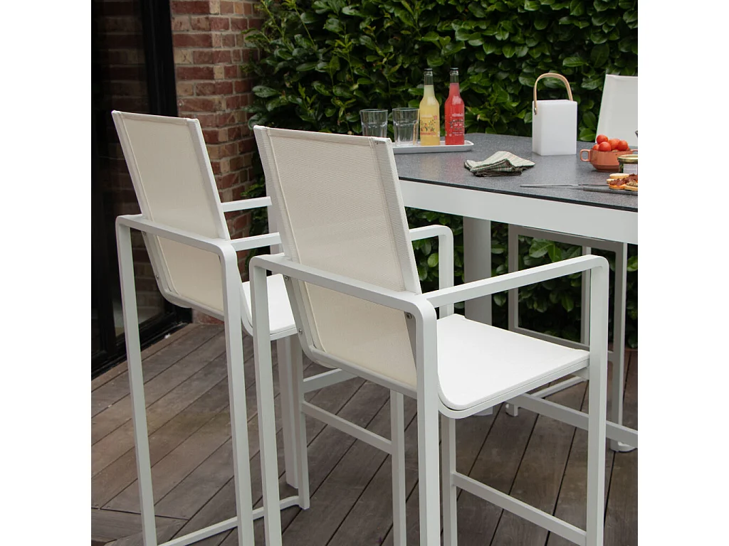 Ensemble BARSET en aluminium blanc avec plateau réversible coté pierre et coté verre et 4 chaises hautes en textilène
