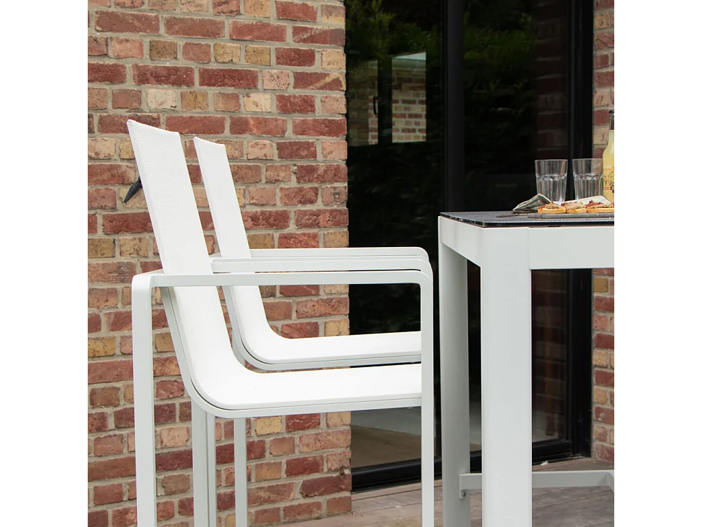 Ensemble BARSET en aluminium blanc avec plateau réversible coté pierre et coté verre et 4 chaises hautes en textilène