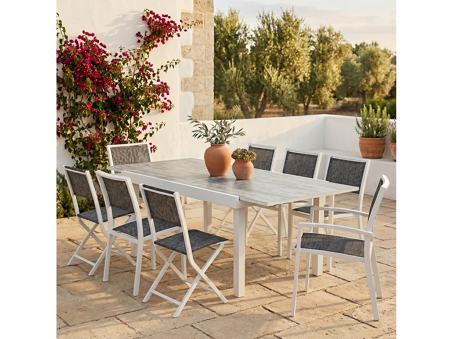 Ensemble MODULO 4/8p en aluminium blanc et verre décors bois avec 4 fauteuils en textilène et 4 chaises pliantes
