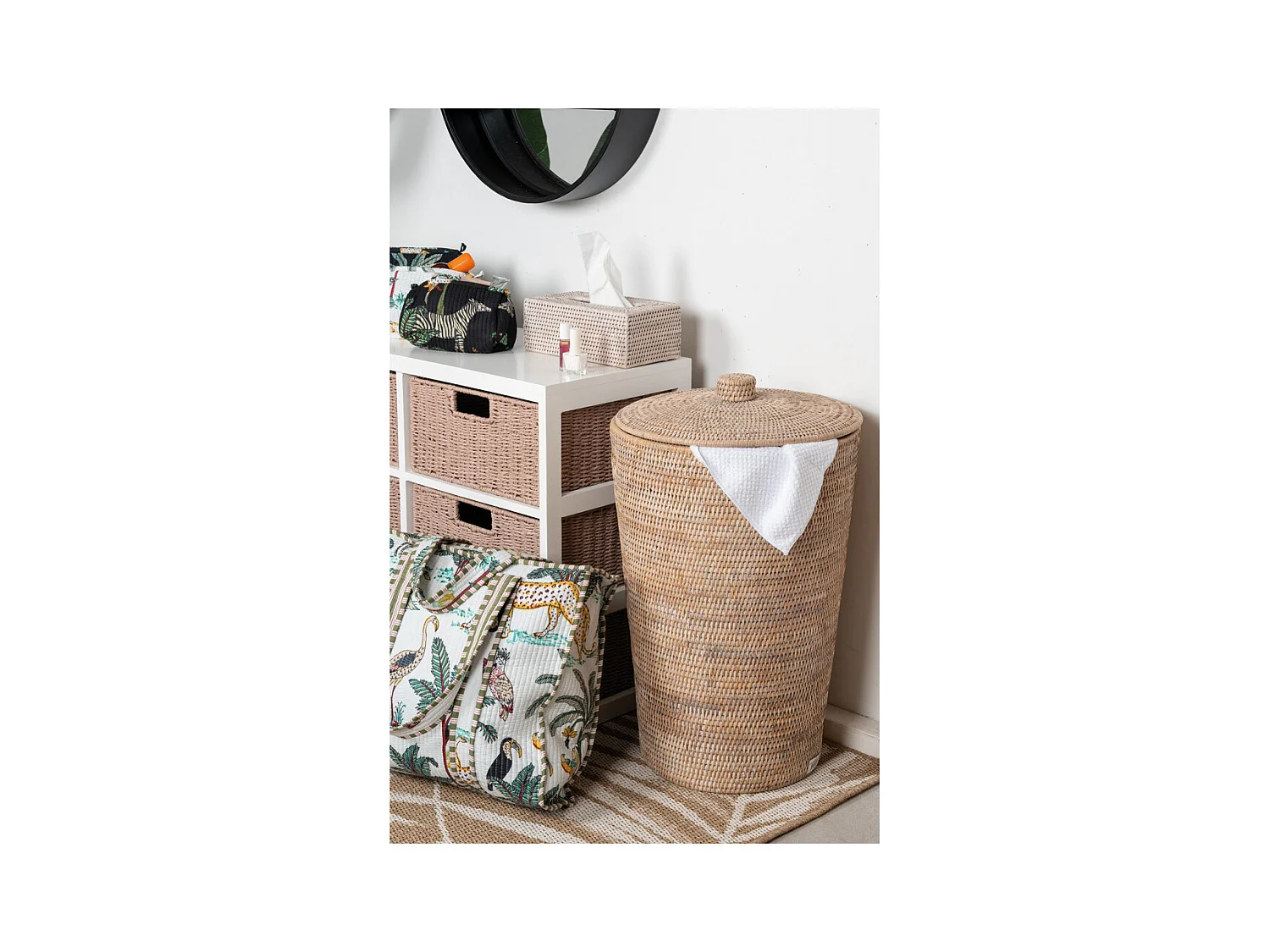 Panier à linge en rotin patiné blanc