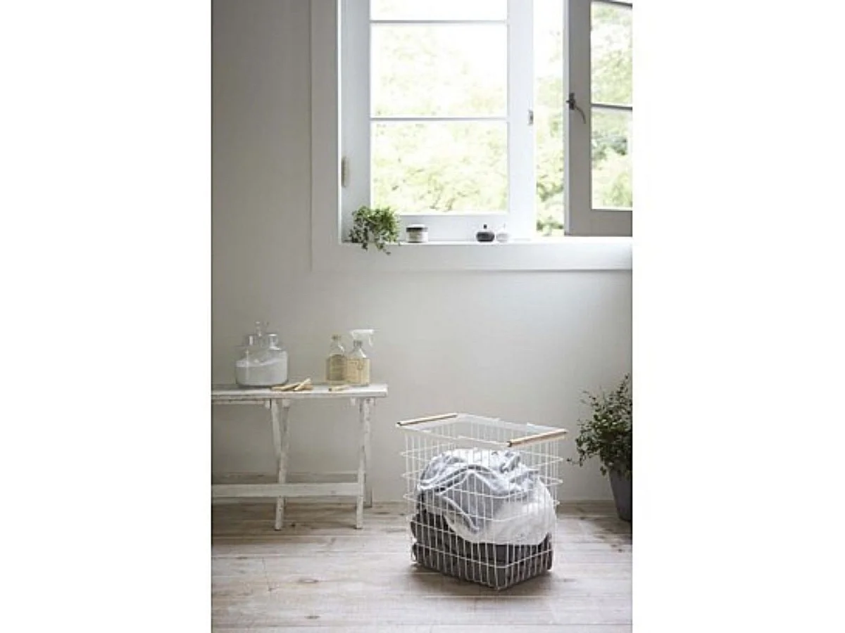 Biały metalowy kosz na pranie z drewnianymi uchwytami H38.5cm
