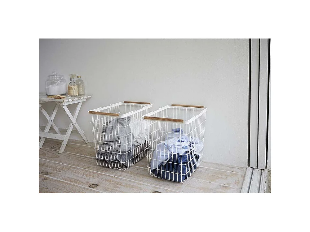 Biały metalowy kosz na pranie z drewnianymi uchwytami H38.5cm