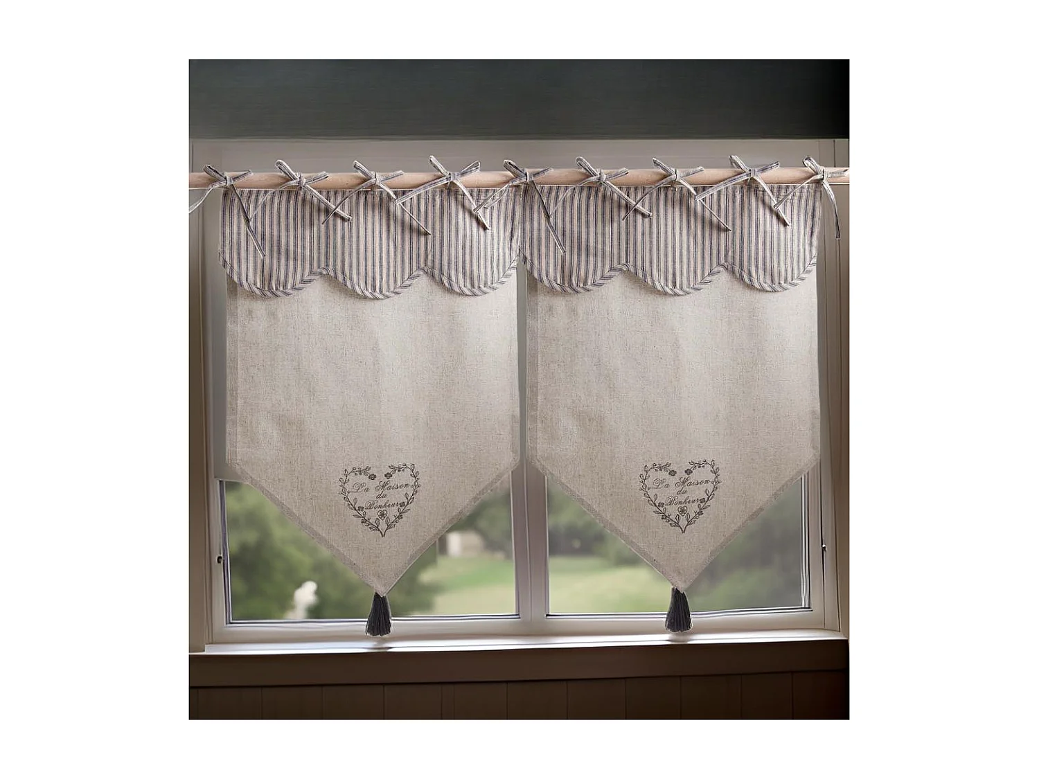 Vorhang mit Herz Motiv