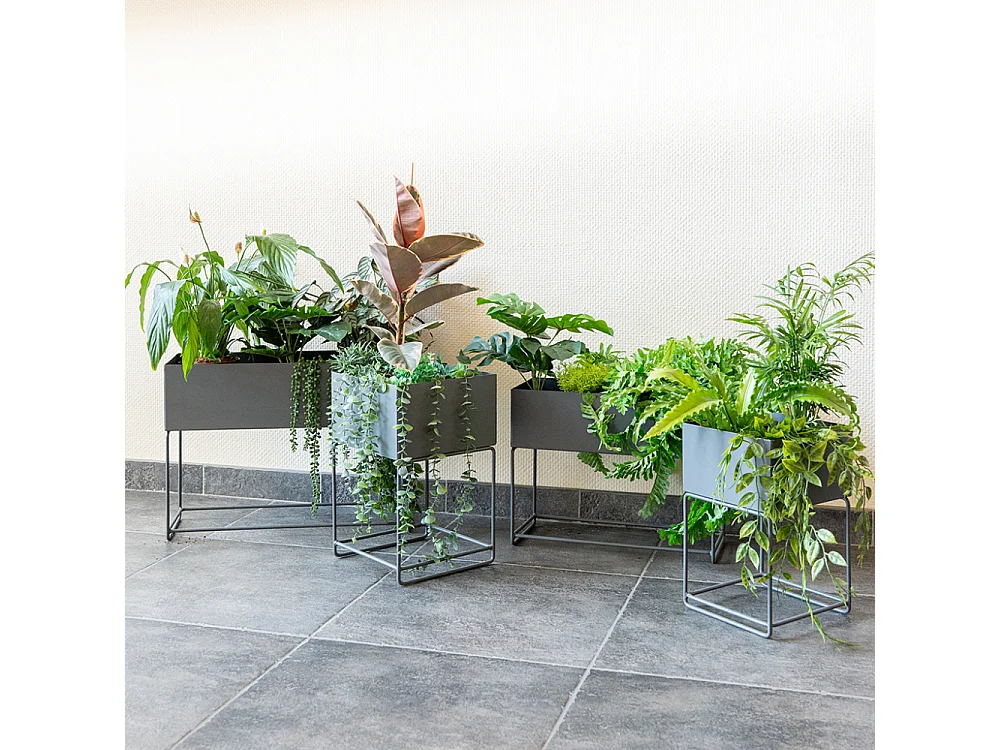 Quadratischer Blumenkasten aus Metall auf Ständer (Doppelpack)