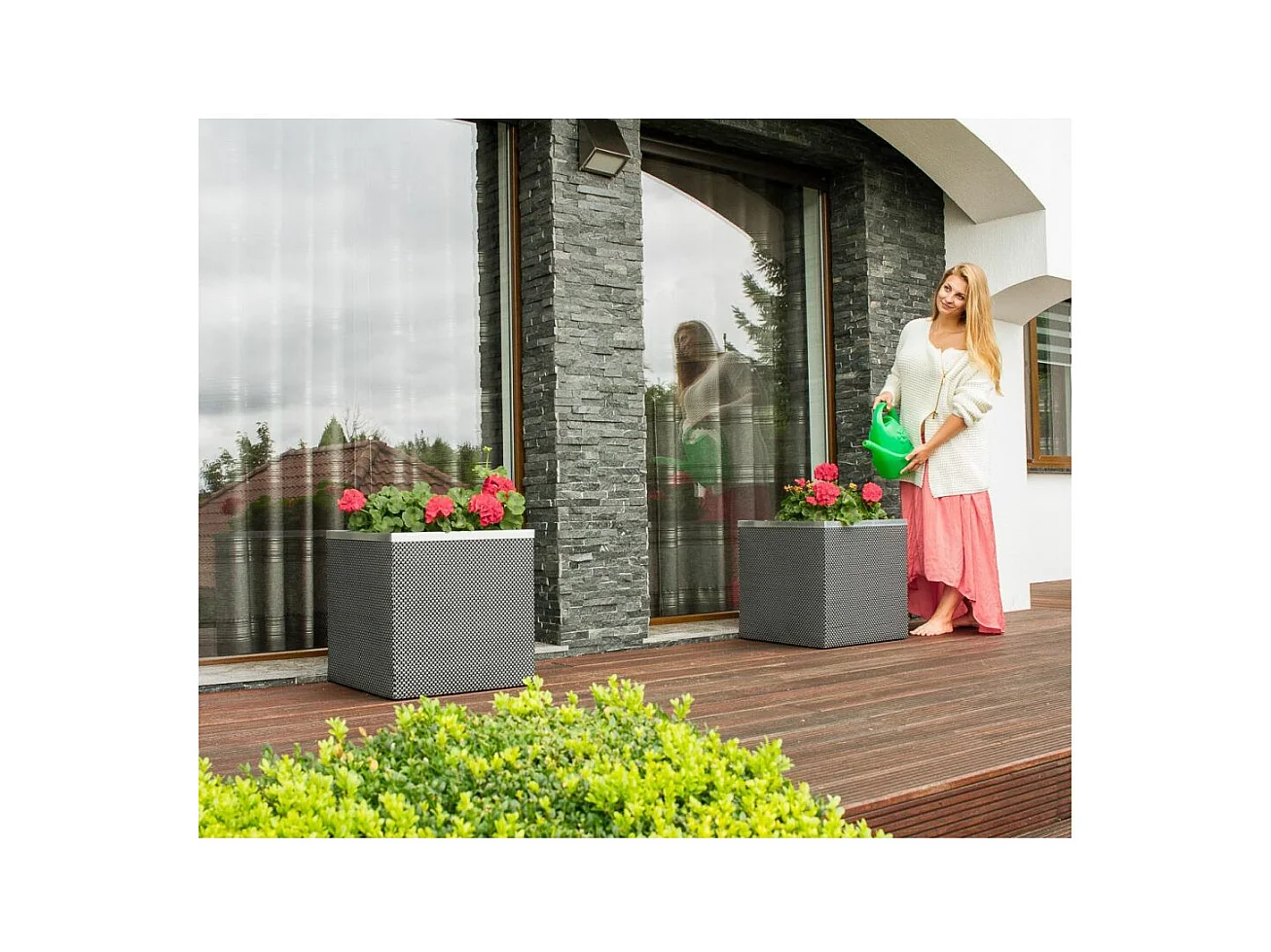 Jardinière en résine tressée avec réserve d'eau et cadre en aluminium 50 x 50 x 43 cm Marron et beige